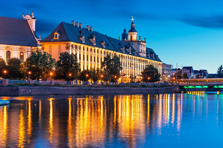 波兰弗罗茨瓦夫老城大学楼和奥德尔河堤岸的夏季夜景图片