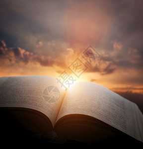 开放旧书日落天空的光堂幻想象力教育宗概念开放旧书宗教概念图片