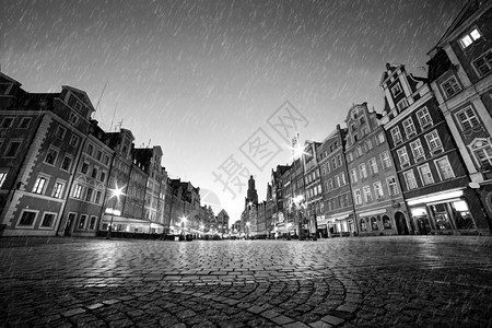 科布勒斯古老城镇在雨中市场广在晚上波兰的Wroclaw黑白两边完美的空地将你东西放在地上科布勒斯古老城镇在夜间下雨黑白两边图片