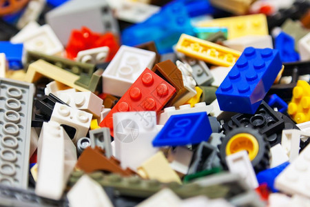 彩色塑料玩具砖堆的宏形视图图片