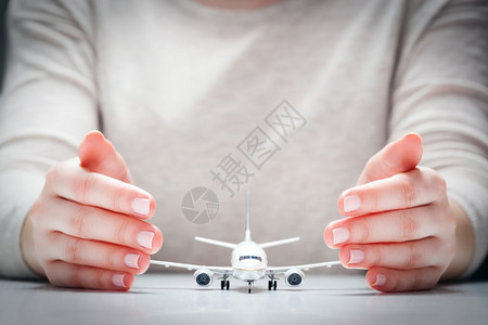 飞机模型由手包围环绕以示保护飞机工业概念航空安全保和险飞机模型由手环绕护飞机工业安全保险图片