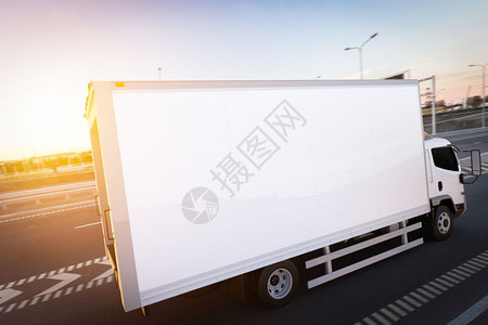 商业货运卡车白色空拖驾驶在高速公路上通用的无品牌车辆设计3D造型商用货运卡车白色拖车驾驶在高速公路上图片