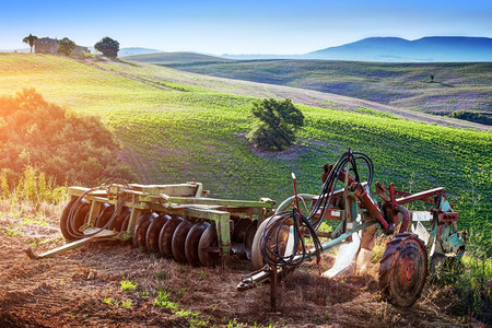 托斯卡纳日出时风景托斯卡纳山丘的旧农业机器托斯卡纳山丘意大利图片
