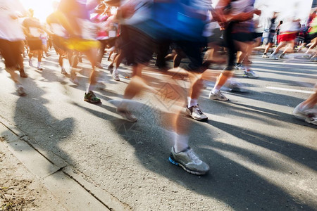 马拉松赛跑者在奔城市阳光照耀在奔跑背景图片