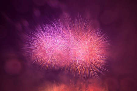 显眼的烟花在天空中闪耀新年的庆典背景显眼的烟花在天空中闪耀新年的庆典图片