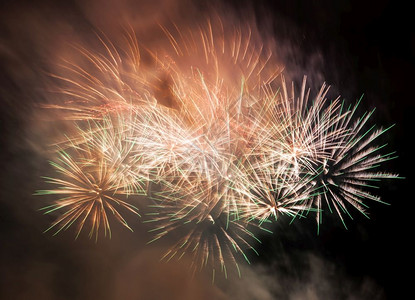 显眼的烟花在天空中闪耀新年的庆典背景显眼的烟花在天空中闪耀新年的庆典图片