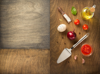 顶视图木制桌的食品成分和香料图片
