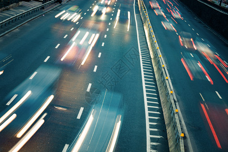 夜车交通从大现代城市的公路桥上看车声模糊图片