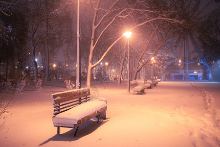 夜间冬季风景城市的雪小巷照亮公园图片