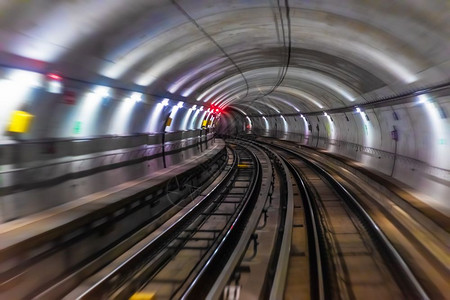在地铁下隧道的下中坐火车照亮铁路轨道运动模糊效果高清图片