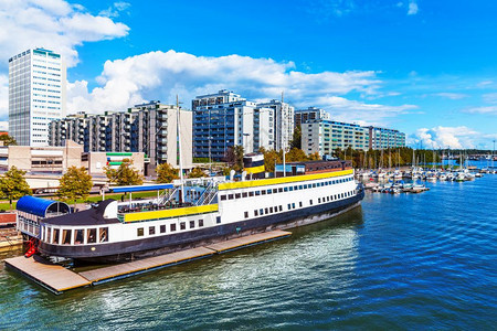 芬兰赫尔辛基Hakaniemi区码头建筑和停靠机动船只游艇的夏季风景图片
