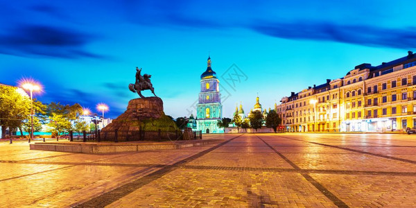 索菲亚广场夏夜风景博赫丹梅尼茨基雕像纪念碑和乌克兰基辅老城古的索非亚东正教堂图片
