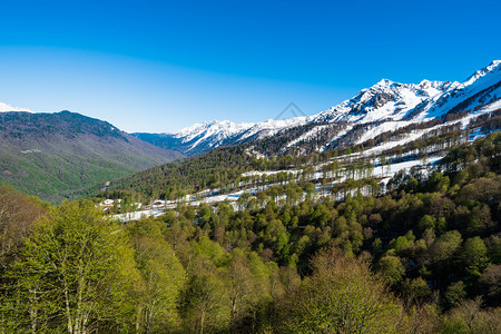 美丽的风景高加索山峰的雪覆盖着美丽风景图片