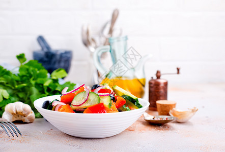 新鲜蔬菜沙拉在碗里饮食品图片