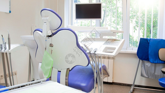 现代诊所空的牙医椅和疗设备图片