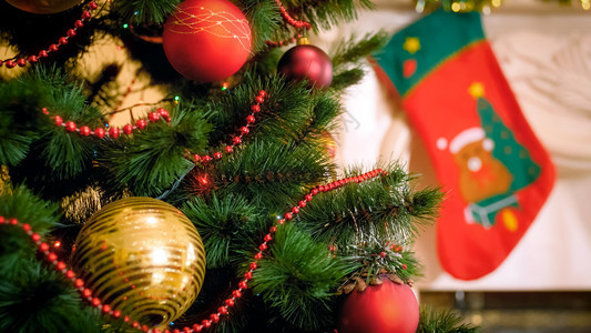 冬季假日背景圣诞树装饰为礼品挂上丝袜美丽的冬季假日背景为礼品挂上丝袜图片