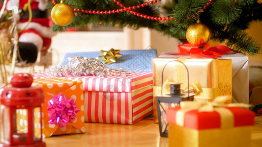 圣诞树下面的一堆礼物盒图片