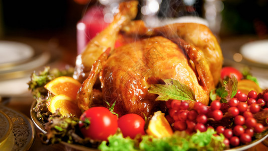 Closuep热鲜烤鸡的照片在节日晚宴桌上背景图片