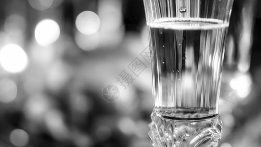 餐桌上香槟杯中气泡的黑白照片餐桌上香槟杯中气泡的黑白照片图片