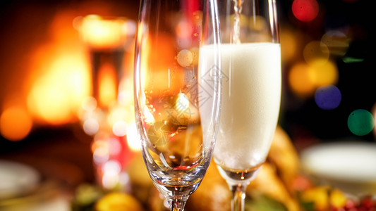 香檳圣诞家庭晚宴上装满两杯香槟的照片背景