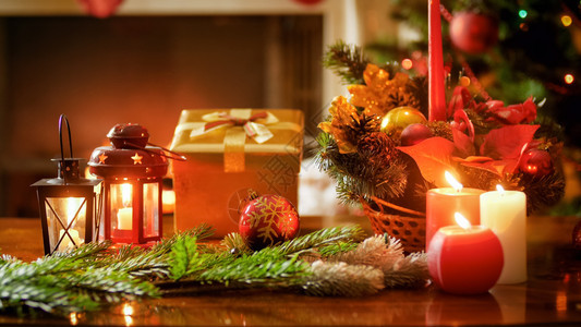 金色圣诞礼物盒与烧火壁炉和圣诞树的图片图片