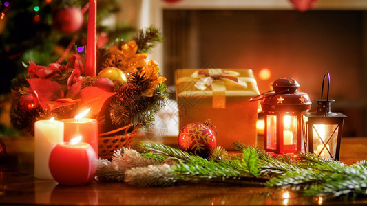 客厅装饰灯蜡烛礼品牛和圣诞花圈的近照客厅装饰灯礼品牛和圣诞花圈的近照图片