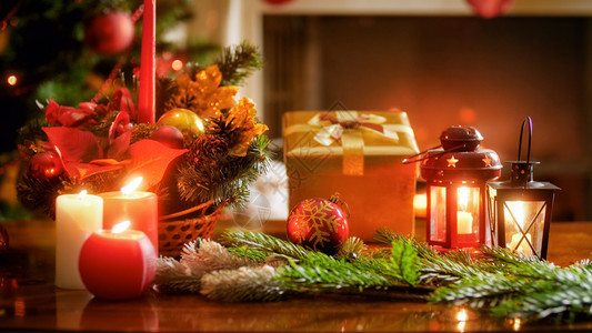 美丽的圣诞照片有燃烧的蜡烛灯笼和礼品盒美丽的圣诞背景照片有燃烧的蜡烛灯笼和礼品盒图片