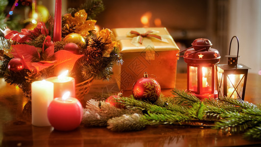 圣诞礼物和花圈上的蜡烛图片圣诞礼物和花圈上的蜡烛图片图片