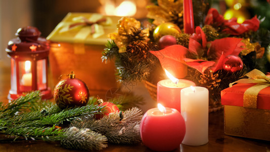 在圣诞节装饰品和礼盒上烧蜡烛的紧贴照片在圣诞节装饰品和礼盒上烧蜡烛的紧贴图像图片