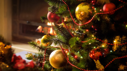 照片显示晚上圣诞树闪耀着多彩的光华丽夜晚在圣诞树上闪耀着多彩的光色华图像显示在夜晚的圣诞树上闪耀着光彩色的华丽图片