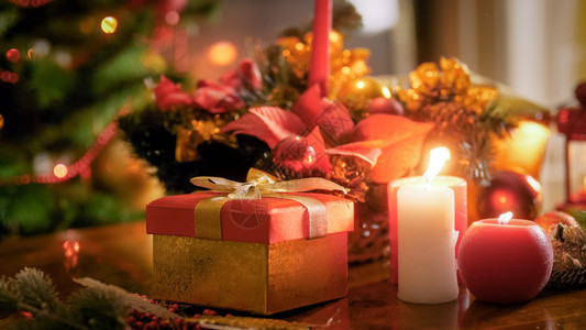 美丽的冬季假日背景照片配有礼品盒烧蜡烛和圣诞树图片