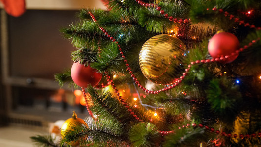 夜间圣诞树上多彩的灯光露珠和花冠的近照夜间圣诞树上多彩的灯光露珠和花冠的近照图片