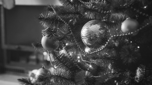 在客厅的圣诞树上挂在图片