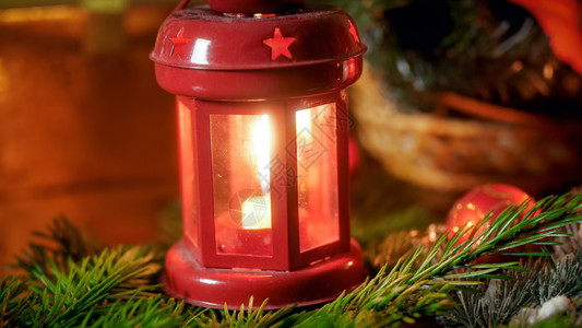 圣诞树枝上点着蜡烛的装饰灯紧贴照片圣诞树枝上点着蜡烛的装饰灯紧贴图像图片