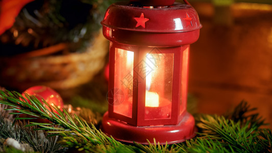 红色烧灯的紧贴照片上面的蜡烛在桌子上装饰圣诞节图片