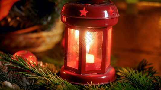 在圣诞节前夕客厅的木桌上烧着小蜡烛在圣诞节前夕客厅的木桌上烧着小蜡烛在木桌上烧着小蜡烛图片