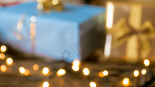 显示圣诞灯光和礼品以及箱装物的焦点照片显示圣诞节灯光和礼品以及箱装物的焦点图像图片