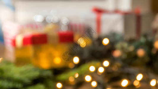 圣诞节背景外的焦点有灯光花园和礼品美丽的圣诞节背景外焦点图片