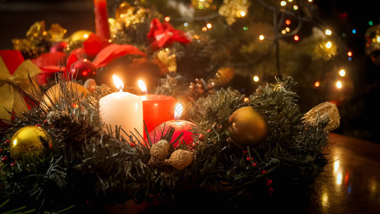 冬季假日燃烧蜡烛和圣诞花圈的照片冬季假日燃烧蜡烛和圣诞节花圈的照片图片