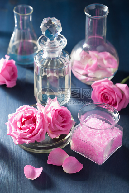 用玫瑰花和化学药瓶进行炼冰和芳香疗法图片
