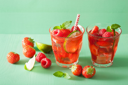 夏季草莓柠檬汁加石灰和薄荷图片