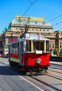布拉格老街上的红色古电车图片