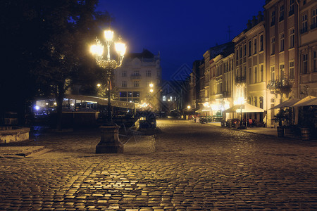 旧欧洲城市行人街道夜城市灯光图片