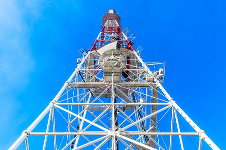 创意抽象无线互联网通信全球移动网络连接以及电视和广播业商概念高角度观测通信塔天线和卫星电波发射塔云层对蓝天空的图片