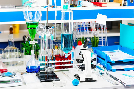 创意抽象化学发展医药生物学化和研究技术概念带有科学化实验室设备的表格显微镜带有色液体物质样本的测试管瓶报告文件等有选择焦点效果背景图片