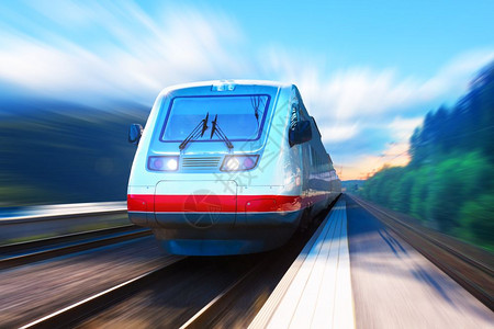 具有创意的抽象铁路旅行和游运输工业概念将现代高速简化客运通勤列车开往轨道并产生模糊效果的优美夏季景象图片