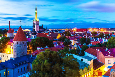 爱沙尼亚塔林Toompea山老城建筑的景色夏夜空中观察图片