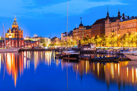 芬兰赫尔辛基旧港码头建筑的景色夏夜全包括高的历史帆船游艇和只以及芬兰赫尔辛基旧城乌斯彭东正教堂图片
