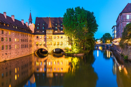 德国纽伦堡旧城建筑的夏夜风景优美城市图片