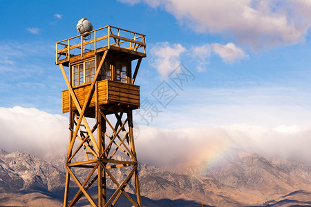 内华达山脉的彩虹正在形成曼扎纳尔的守卫塔后面图片